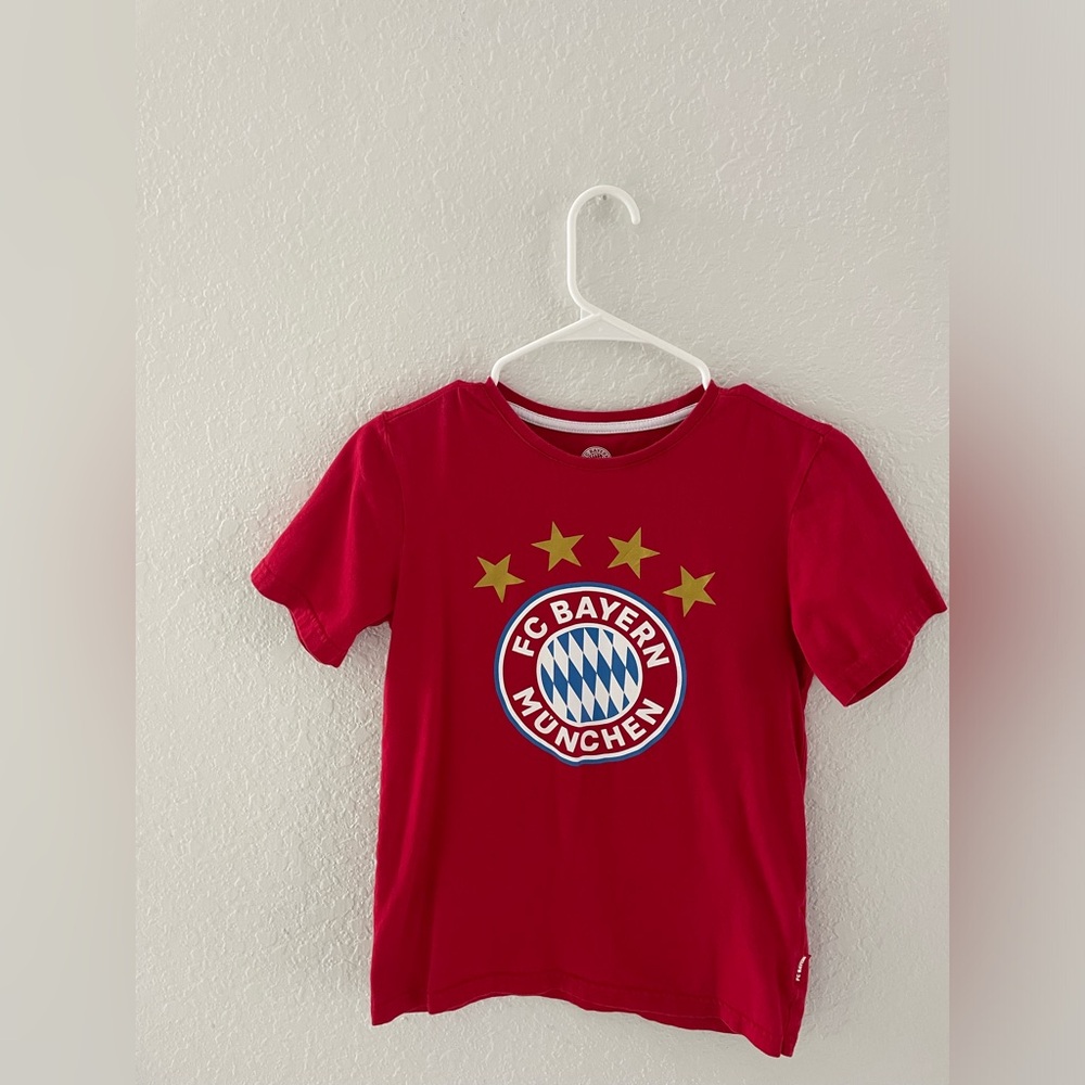 FC BAYERN MUNCHEN T-shirt for kids 152 cm
Very good condition
100% cotton